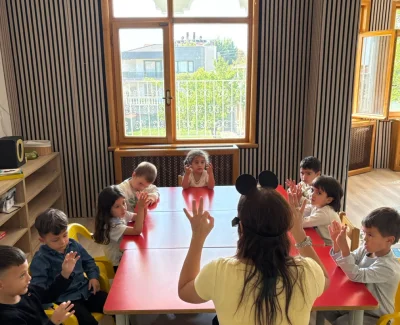 İngilizce dersimizde yeni kelimeleri oyunlarla öğreniyor, şarkılarla tekrar ediyoruz. Miniklerin merakı her derse ayrı bir neşe katıyor!