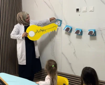 Okul öncesinde din dersi, çocukların merakına sevgiyle eşlik etmektir. Sorularını dinliyor, değerlerimizi günlük yaşamdan örneklerle birlikte keşfediyoruz.